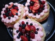 Una foto de postres con masa hojaldre