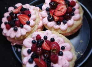 Una foto de Pastel de mil hojas con frutos rojos