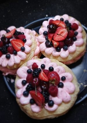 Una foto de Pastel de mil hojas con frutos rojos