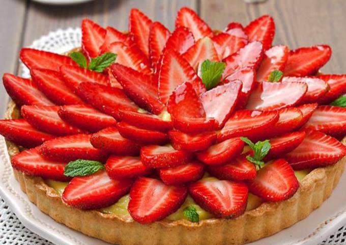 Crostata al cacao con crema pasticcera e fragole