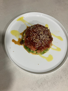 Una foto de Tartar de atún rojo / aguacate 🥑 y tomate 🍅