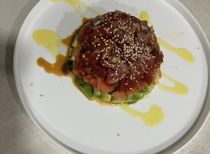 Una foto de Tartar de atún rojo / aguacate 🥑 y tomate 🍅