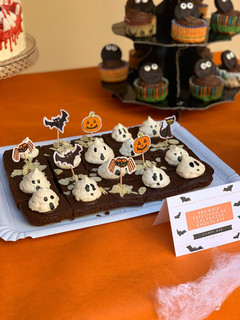 Una foto de Brownie especiado de calabaza y chocolate para Halloween
