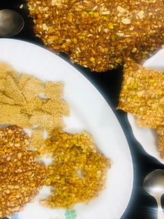 ડ્રાયફ્રુટ અને શીંગ ચીક્કી (Dry Fruit Shing Chikki Recipe In Gujarati) રેસીપી મુખ્ય ફોટો