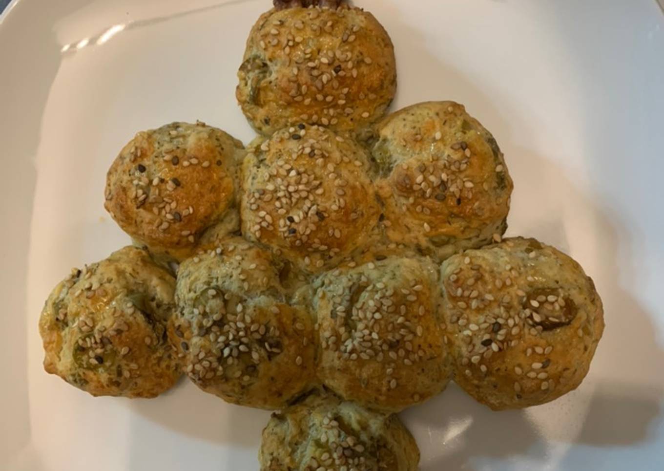 Árbol de Navidad de pancitos de queso y olivas, rápido y fit 😉