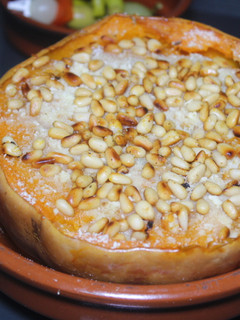 Una foto de Calabaza al horno con beicon y piñones