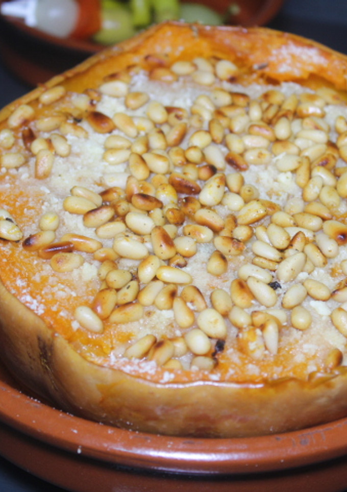 Una foto de Calabaza al horno con beicon y piñones