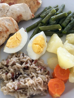 Foto principal de Pechugas de pollo con guarnición saludable