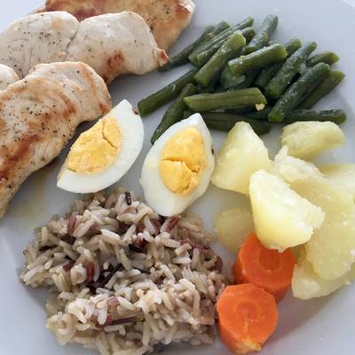 Pechugas de pollo con guarnición saludable Receta de Irene-Guirao- Cookpad