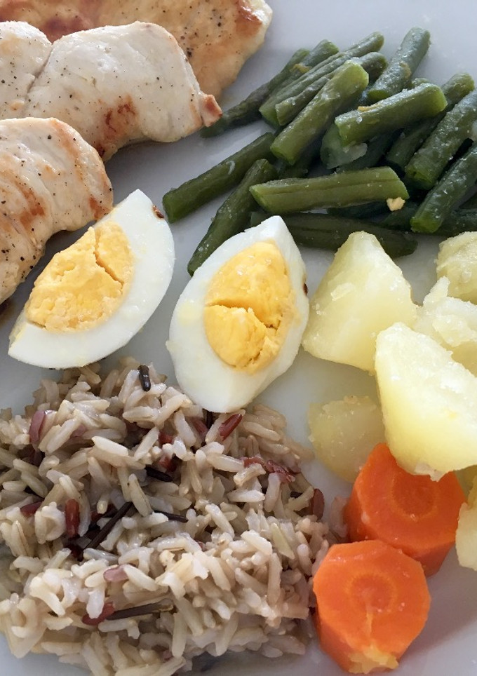 Una foto de Pechugas de pollo con guarnición saludable