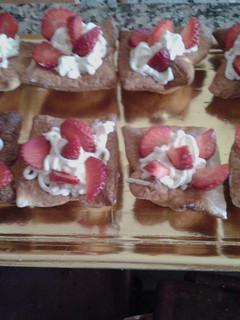 Una foto de Tarteles de nata y fresas