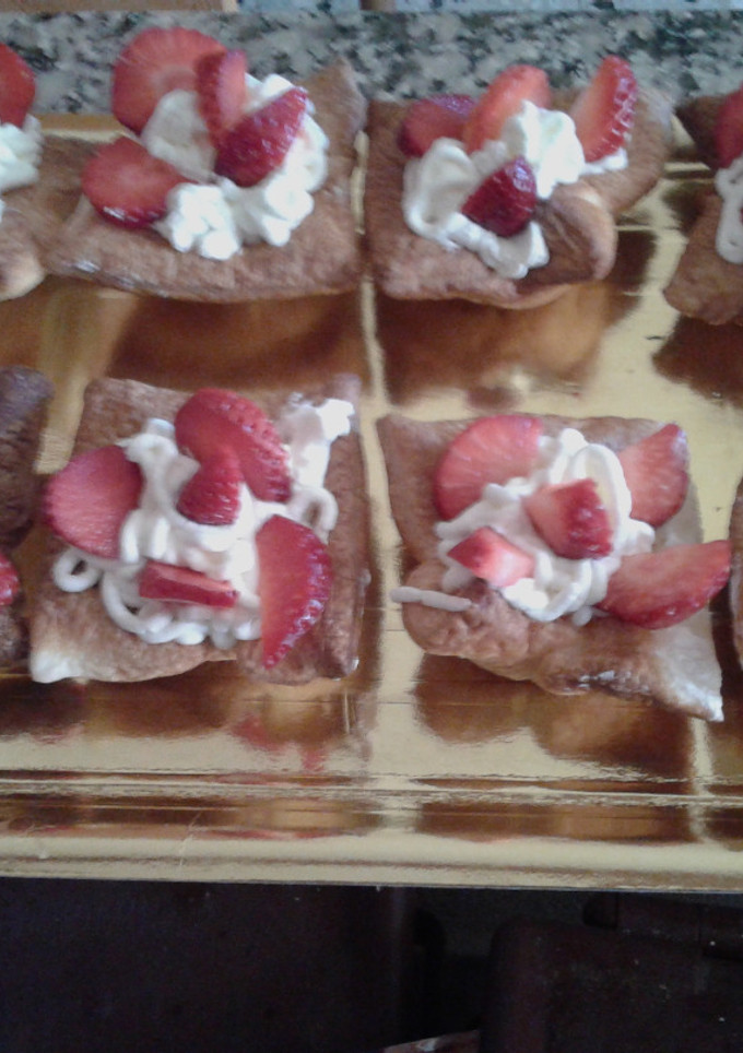 Una foto de Tarteles de nata y fresas