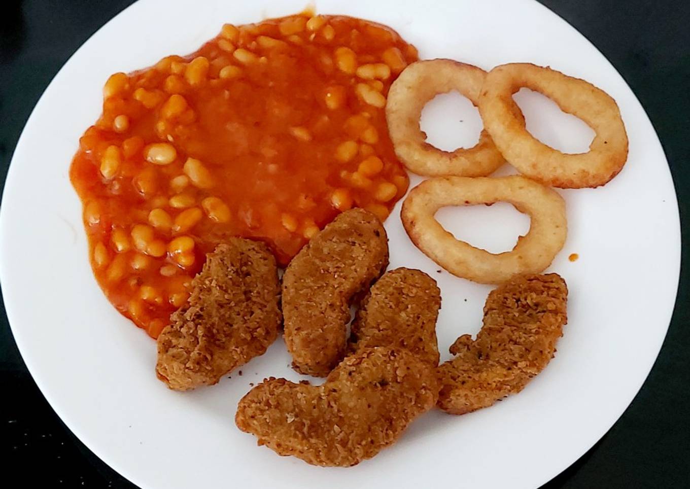 Southern fried Chicken Dippers, Onion rings + BBQ Beans 😋