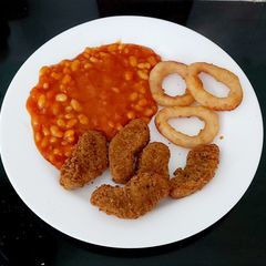 A picture of Southern fried Chicken Dippers, Onion rings + BBQ Beans 😋.