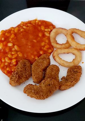 A picture of Southern fried Chicken Dippers, Onion rings + BBQ Beans 😋.