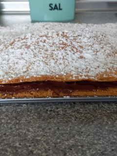 Una foto de Tarta de hojaldre con base de bizcocho rellena de Nutella