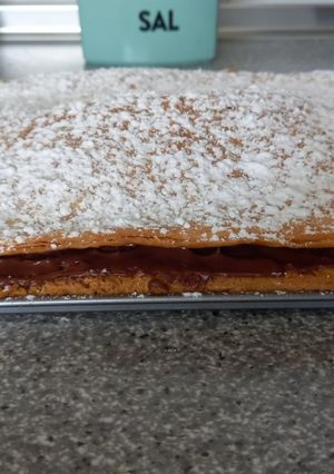 Una foto de Tarta de hojaldre con base de bizcocho rellena de Nutella