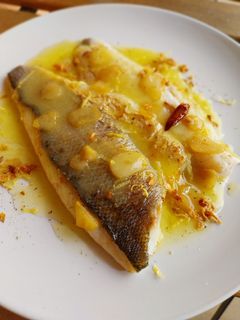 Una foto de Lubina al ajo limón