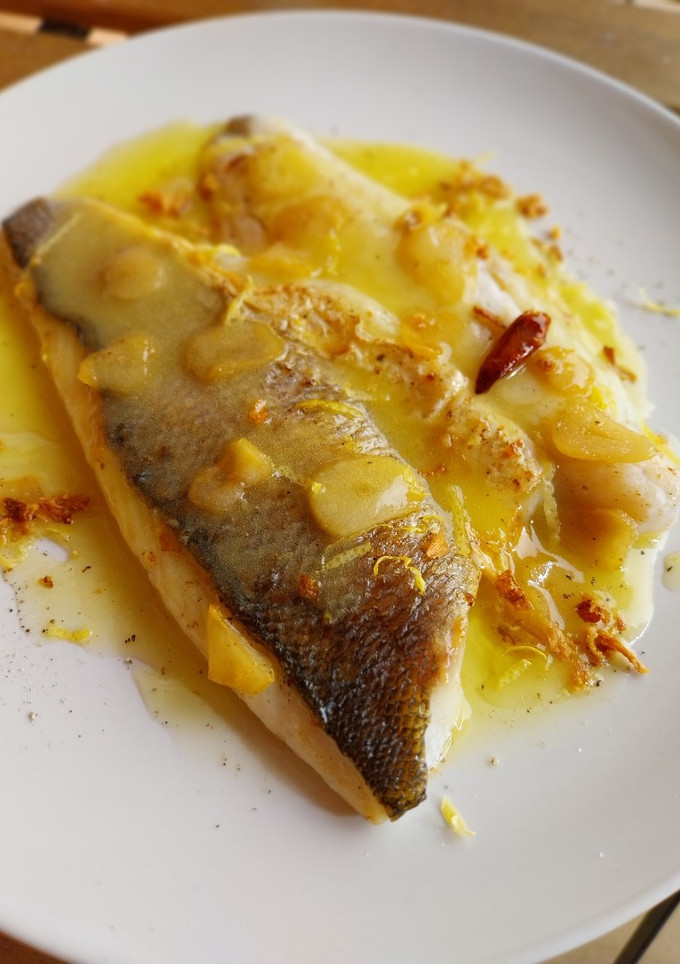 Una foto de Lubina al ajo limón
