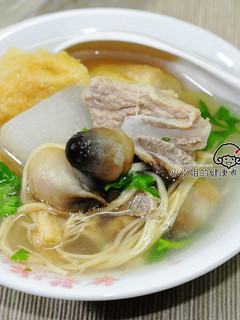 [電鍋料理]草菇蘿蔔湯 的食譜成品照片