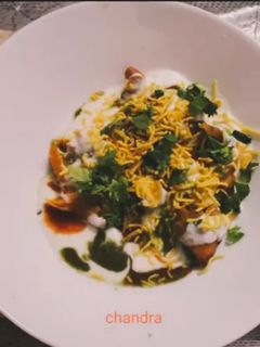 समोसा चाट (samosa chaat recipe in Hindi) रेसिपी मुख्य फोटो