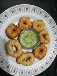मेदू वडा (Medu vada recipe in marathi) रेसिपी चे मुख्य फोटो 