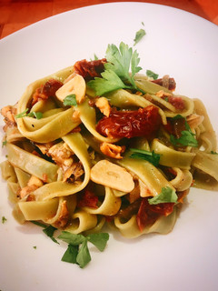 Una foto de Cintas de pasta vegetales con mejillones y tomates secos