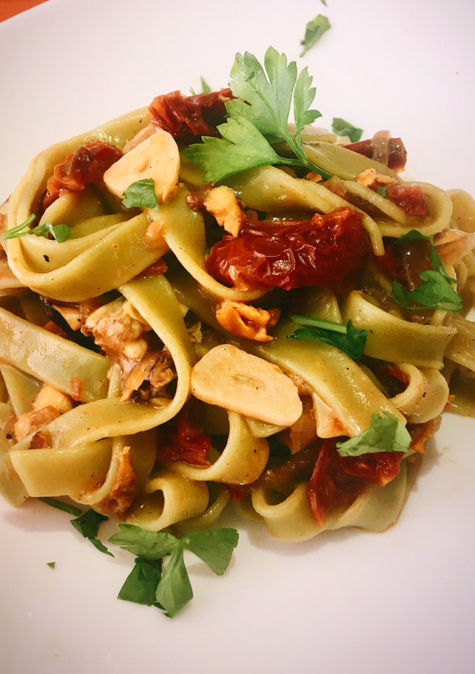 Una foto de Cintas de pasta vegetales con mejillones y tomates secos