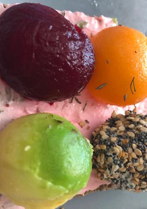 Une photo de Toast Avocat Betterave Melon