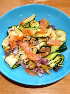 Una foto de Ensalada templada de calabacín con salmón ahumado