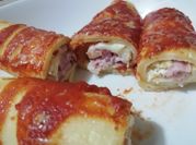 Una foto di crepes salate ripieno