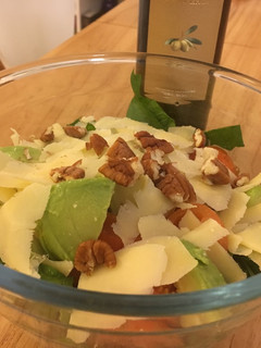 Una foto de Ensalada 🥗 espinaca, palta, tomate, queso y nuez