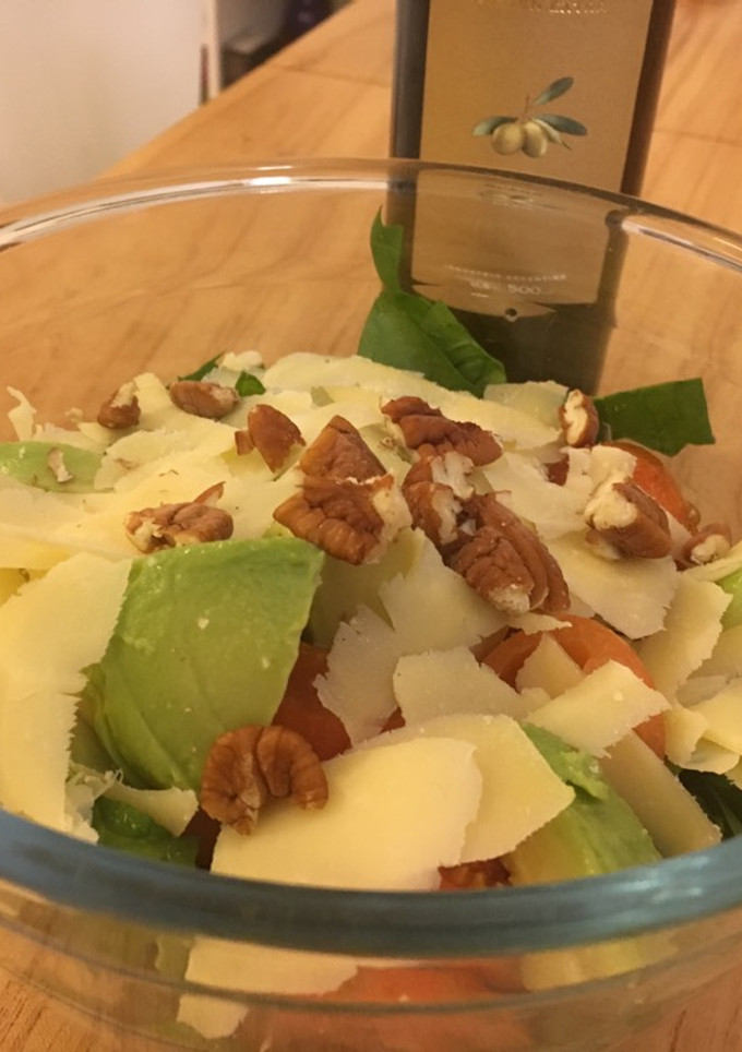 Una foto de Ensalada 🥗 espinaca, palta, tomate, queso y nuez
