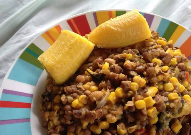 Porriage beans with corn and boiled plantain