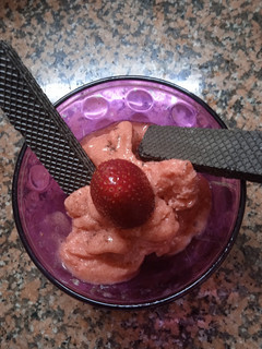Una foto de Helado de 🍓 frutilla,🍑 durazno y🍌 banana.🍓🍑🍌🍓🍑🍌
