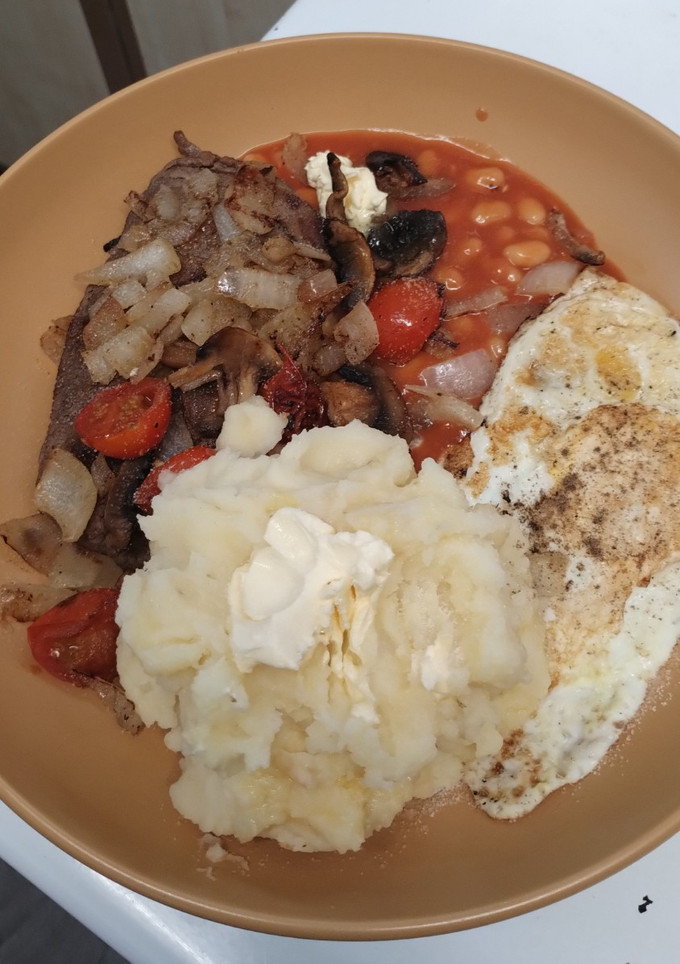 A picture of Gluten free Medallion steak with mash & beans.