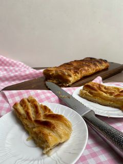 Una foto de Trenza de brie y ate de membrillo