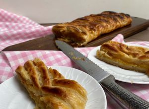 Una foto de Trenza de brie y ate de membrillo