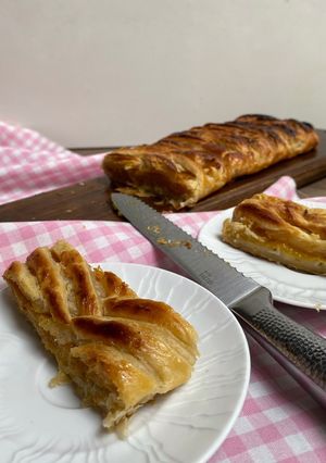 Una foto de Trenza de brie y ate de membrillo