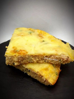 Una foto de Tortilla de atún cebolla y queso