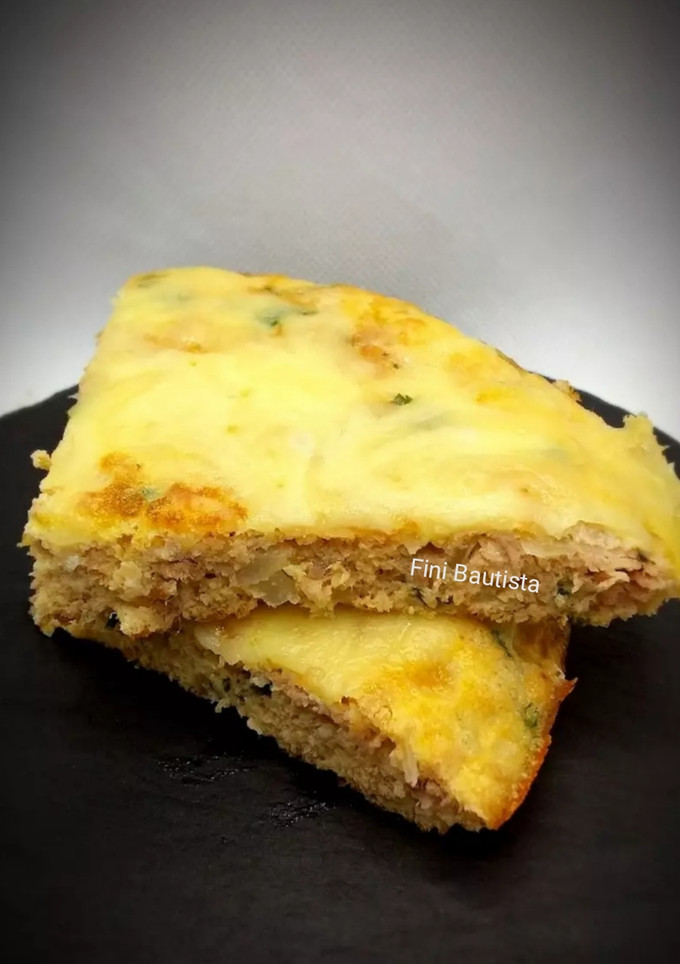 Una foto de Tortilla de atún cebolla y queso