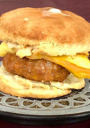 Kolbászos, tojásos, sajtos Pogácsa szendvics (sausage, egg and cheese on a biscuit) recept fotója
