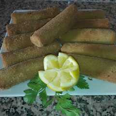 Una foto de Flamenquines de pan de molde con patatas y atún