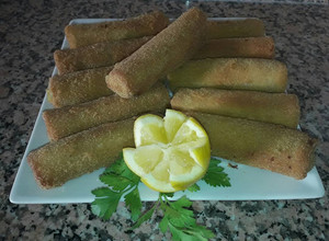 Una foto de Flamenquines de pan de molde con patatas y atún