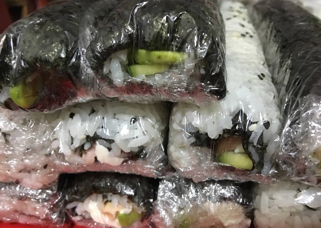 Norimaky (rollo con el alga cubriéndolo) y uramaky (con el alga por dentro) - Sushi