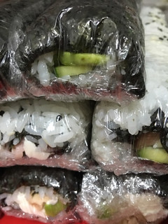 Una foto de Norimaky (rollo con el alga cubriéndolo) y uramaky (con el alga por dentro) - Sushi