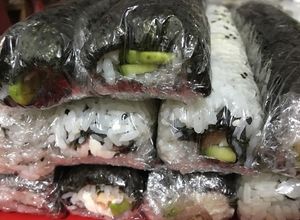 Una foto de Norimaky (rollo con el alga cubriéndolo) y uramaky (con el alga por dentro) - Sushi