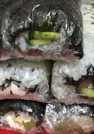 Una foto de Norimaky (rollo con el alga cubriéndolo) y uramaky (con el alga por dentro) - Sushi