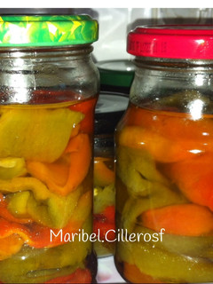 Una foto de Conserva de pimientos caseros, verdes y rojos fritos