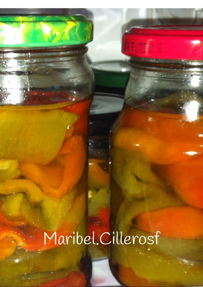 Una foto de Conserva de pimientos caseros, verdes y rojos fritos